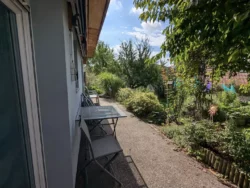 Terrasse du gîte Huth bordée de fleurs