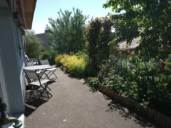 Terrasse fleurie du gîte Huth en été