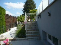 Terrasse du gîte Huth aménagée pour les repas