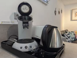 Coin café du gîte Huth avec machine et vaisselle à disposition