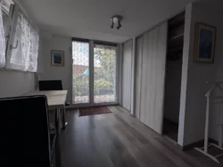 Chambre du gîte Huth avec lit double et parure de lit blanche