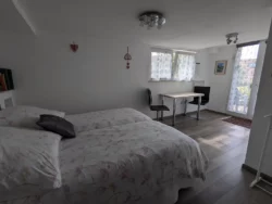 Chambre lumineuse du gîte Huth Alsace