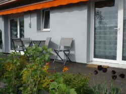 Terrasse fleurie du gîte Huth meublée pour les repas en extérieur