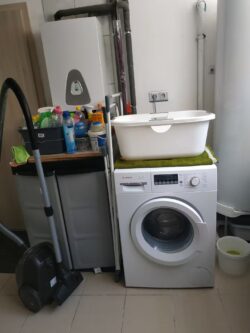Espace laverie du gîte Huth avec lave-linge